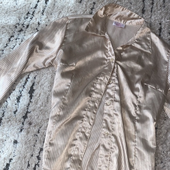 Silk long sleeve button up brand is herzcar - Picture 2 of 4